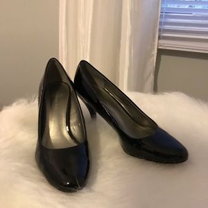 Bandolino - Black patten leather pump